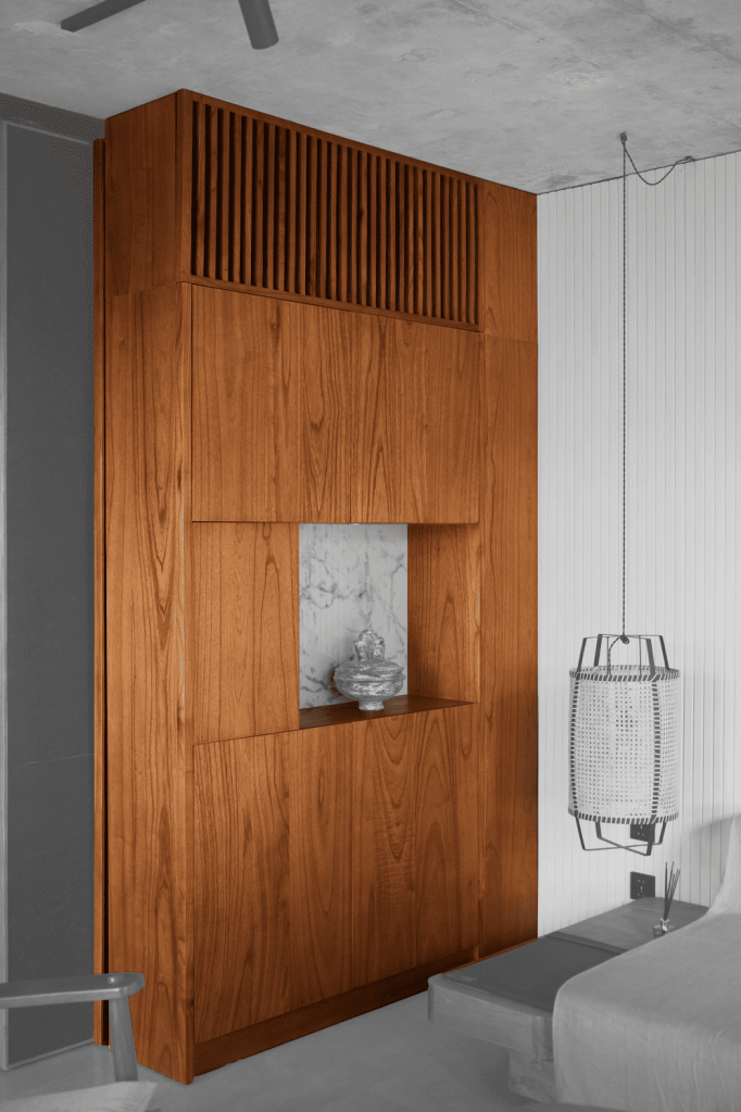 Custom Built-in Shelf Komu