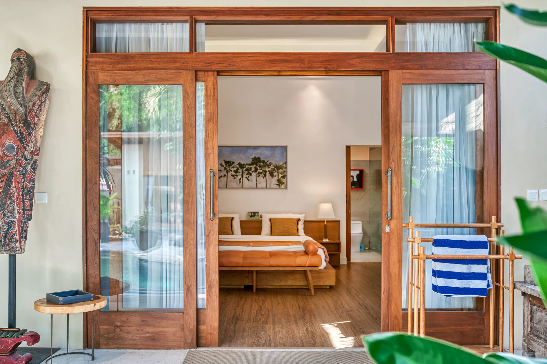 Tabu-Design-BEN24-FELIX-bench-wood-leather-ambiance1