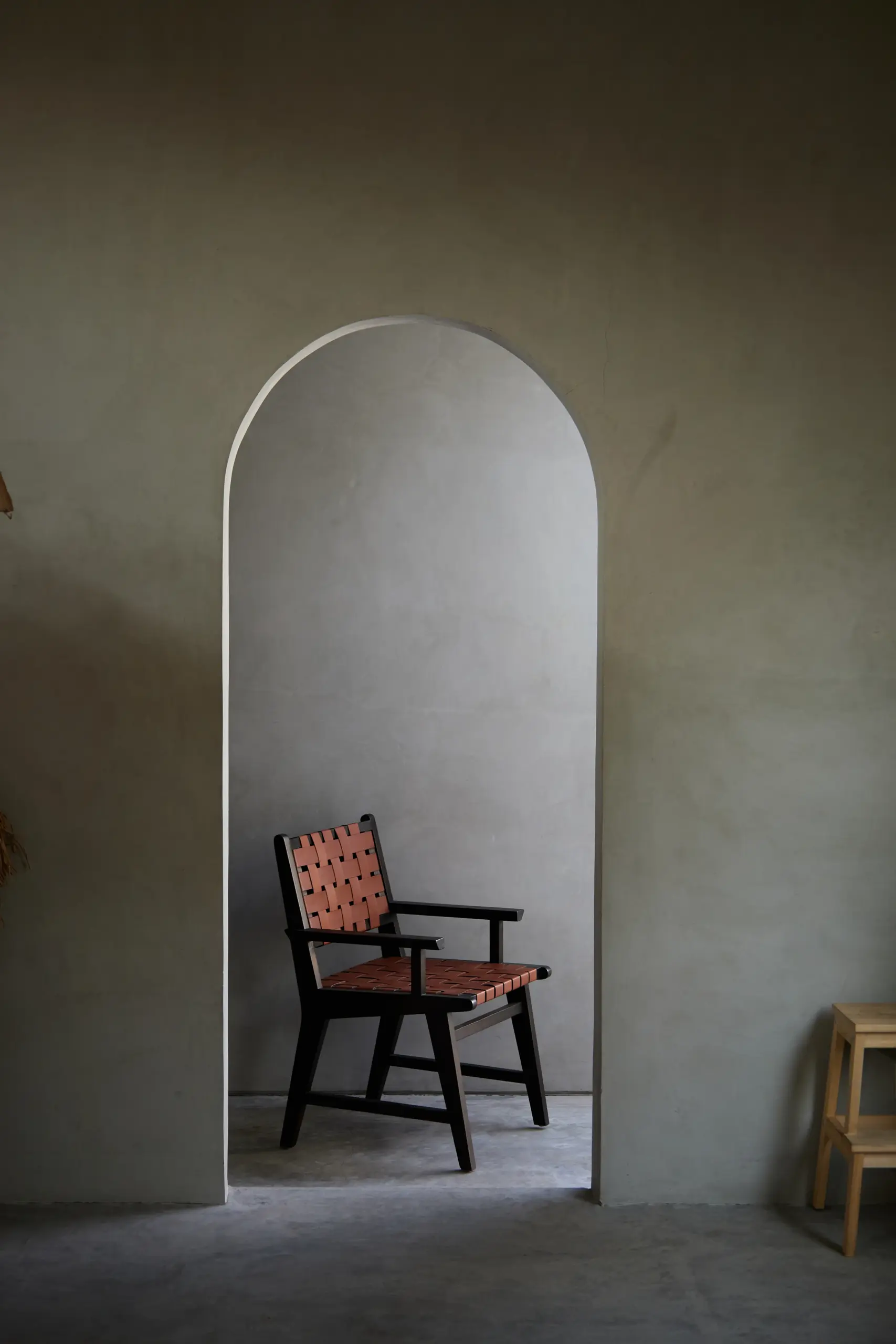 Tabu-Design-CH126A-ZAK-Armchair-wood-leather-ambiance2