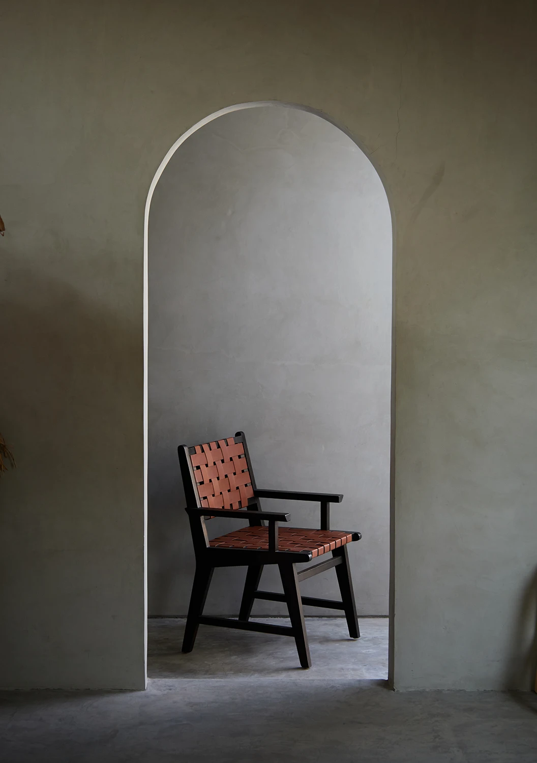 Tabu-Design-CH126A-ZAK-Armchair-wood-leather-ambiance2