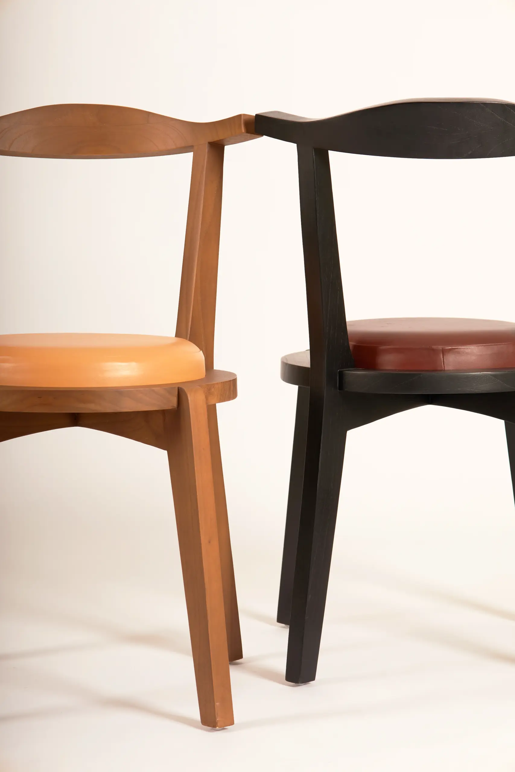 Tabu-Design-CH192-T-Chair-Wood-Leather-Ambiance3