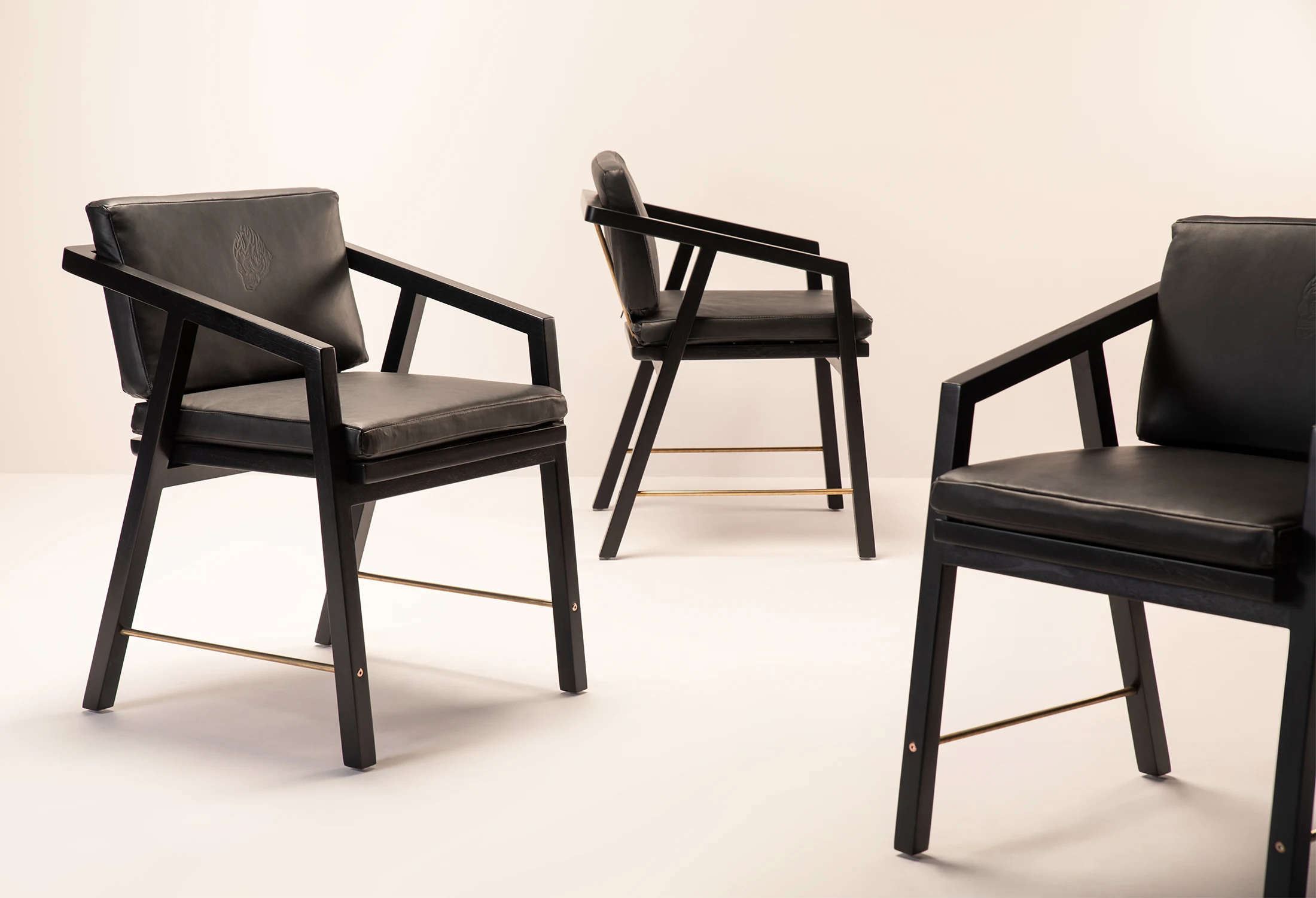 Tabu-Design-CH20L-TS-Armchair-Teak-Leather-Ambiance