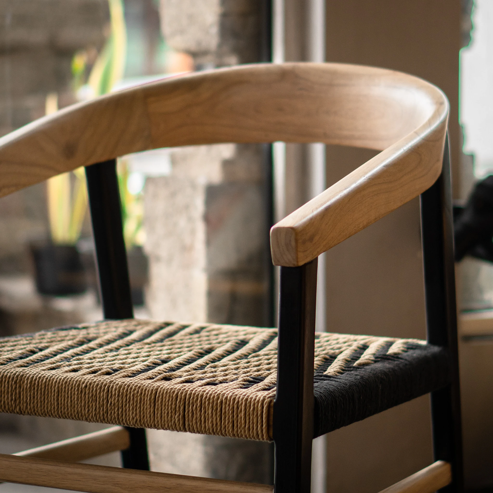 Tabu-Design-CH47-Loom-OSCAR-Chair-Teak-ambiance