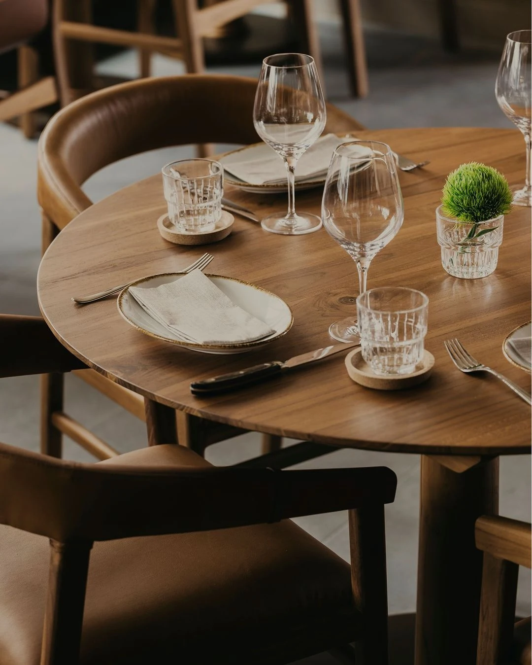 Tabu-Design-CH47-OSCAR-Chair-Wood-Leather-Ambiance