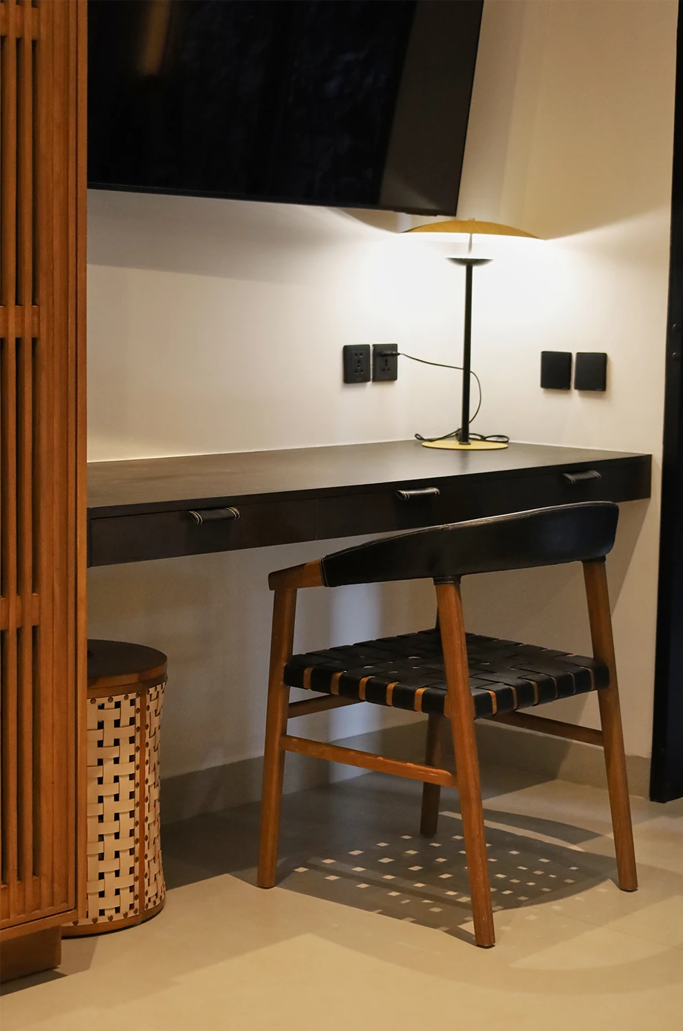 Tabu-Design-CH47L-OSCAR-Chair-Wood-Woven-Leather-ambiance