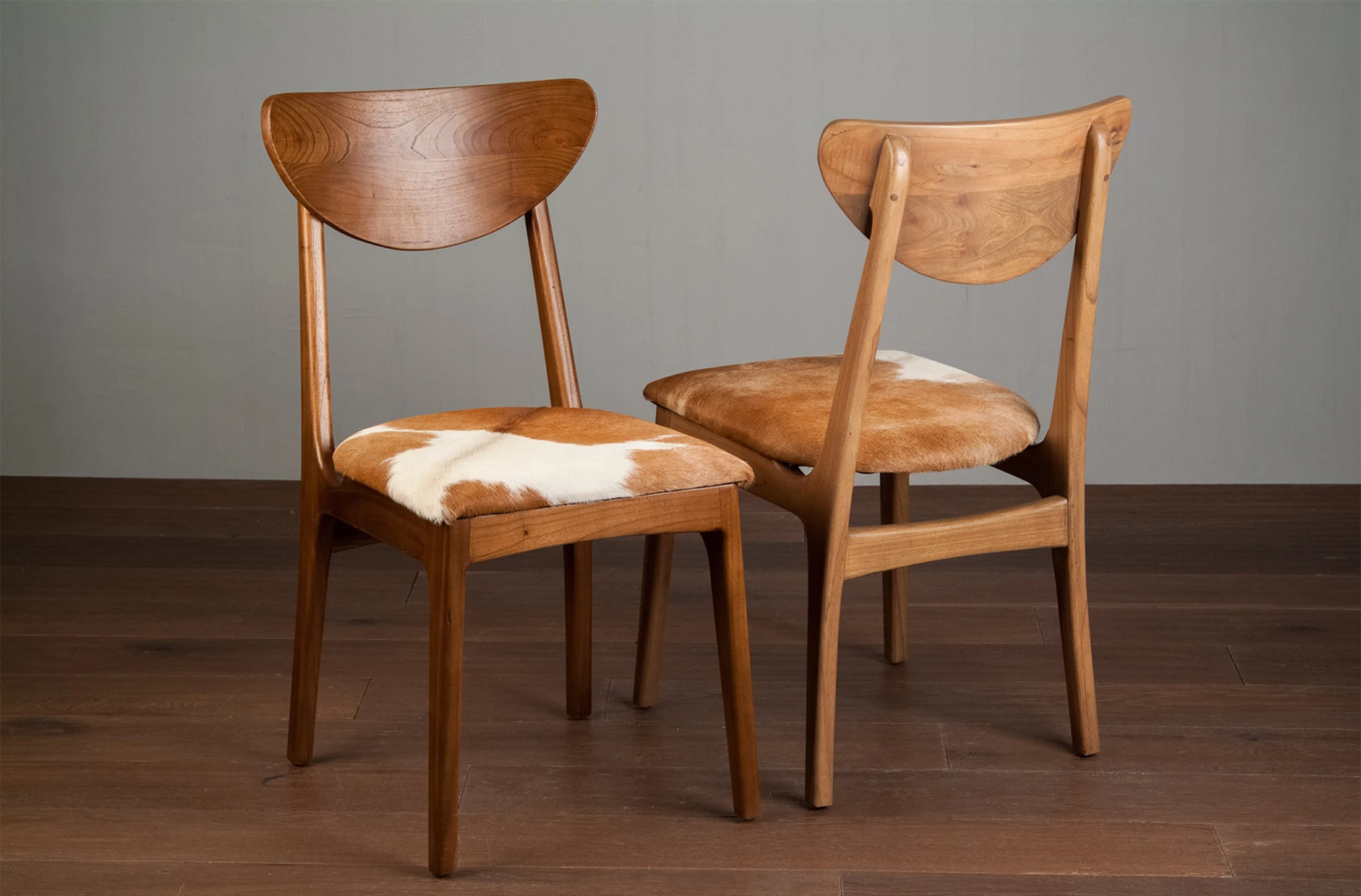 Tabu-Design-CH55-ARU-Chair-Wood-Cow-Hide-Ambiance2