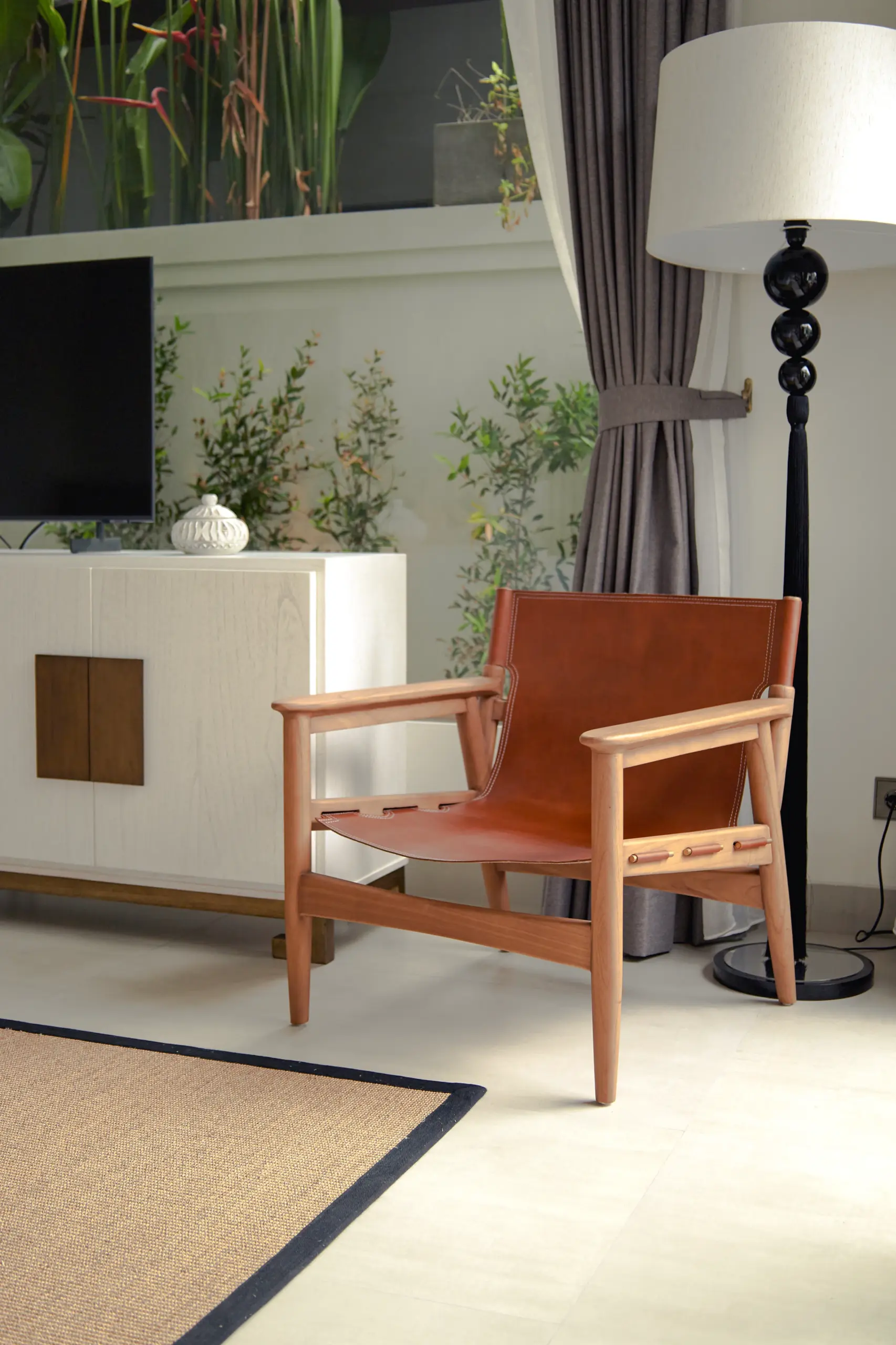 tabu-design-chl71-lamu-lounge-chair-teak-leather-ambiance2