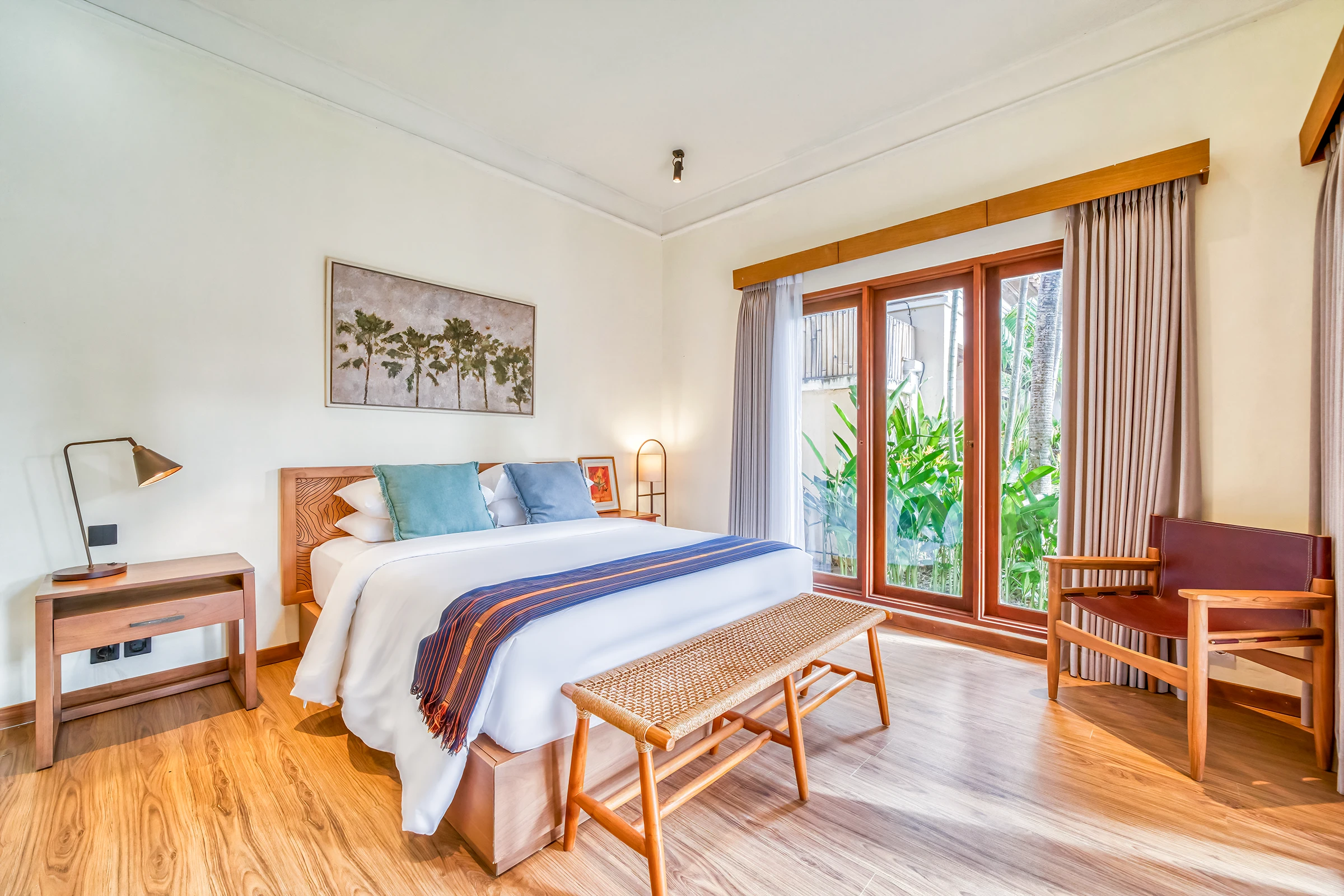 tabu-design-chl71-lamu-lounge-chair-teak-leather-ambiance3