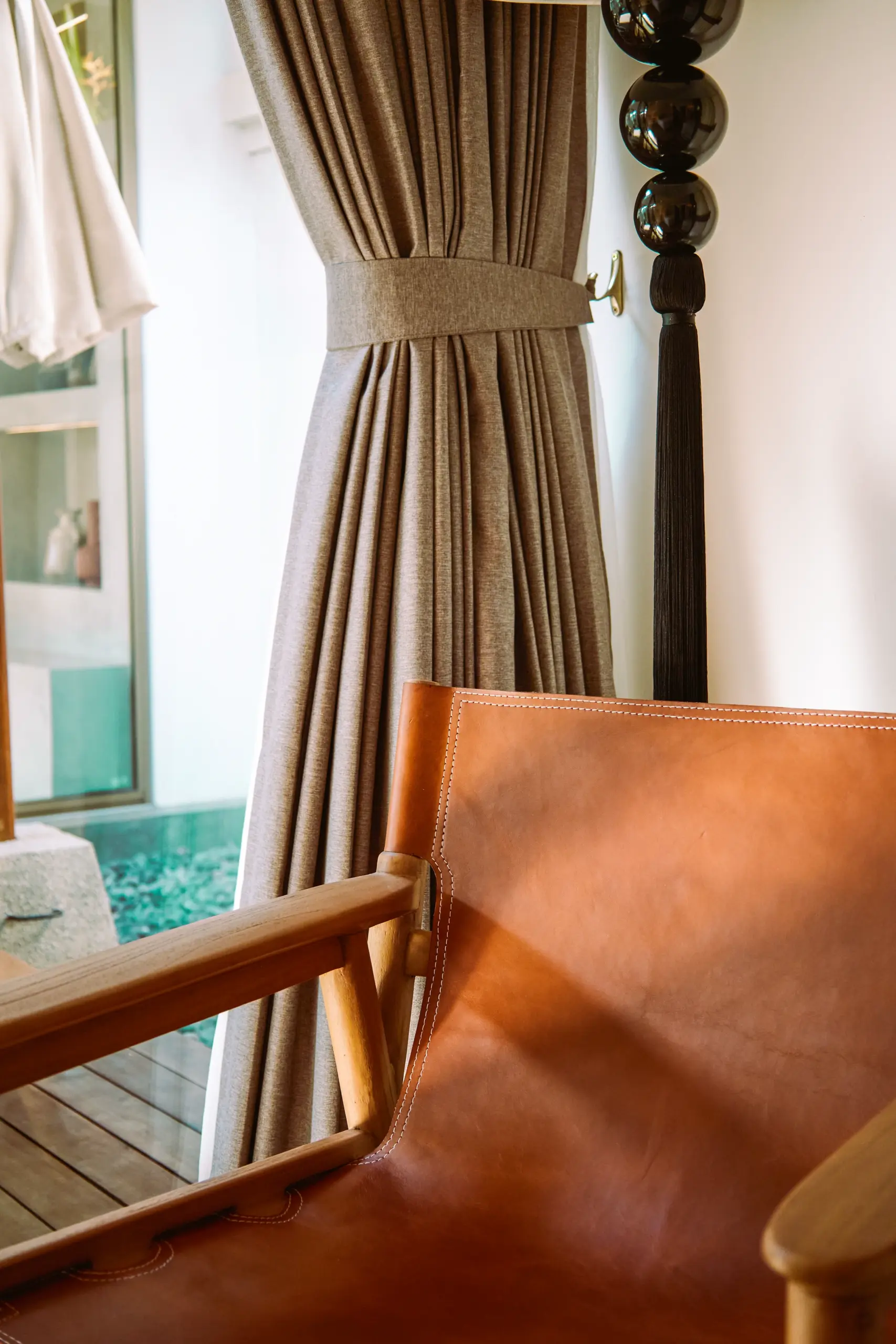 tabu-design-chl71-lamu-lounge-chair-teak-leather-ambiance4