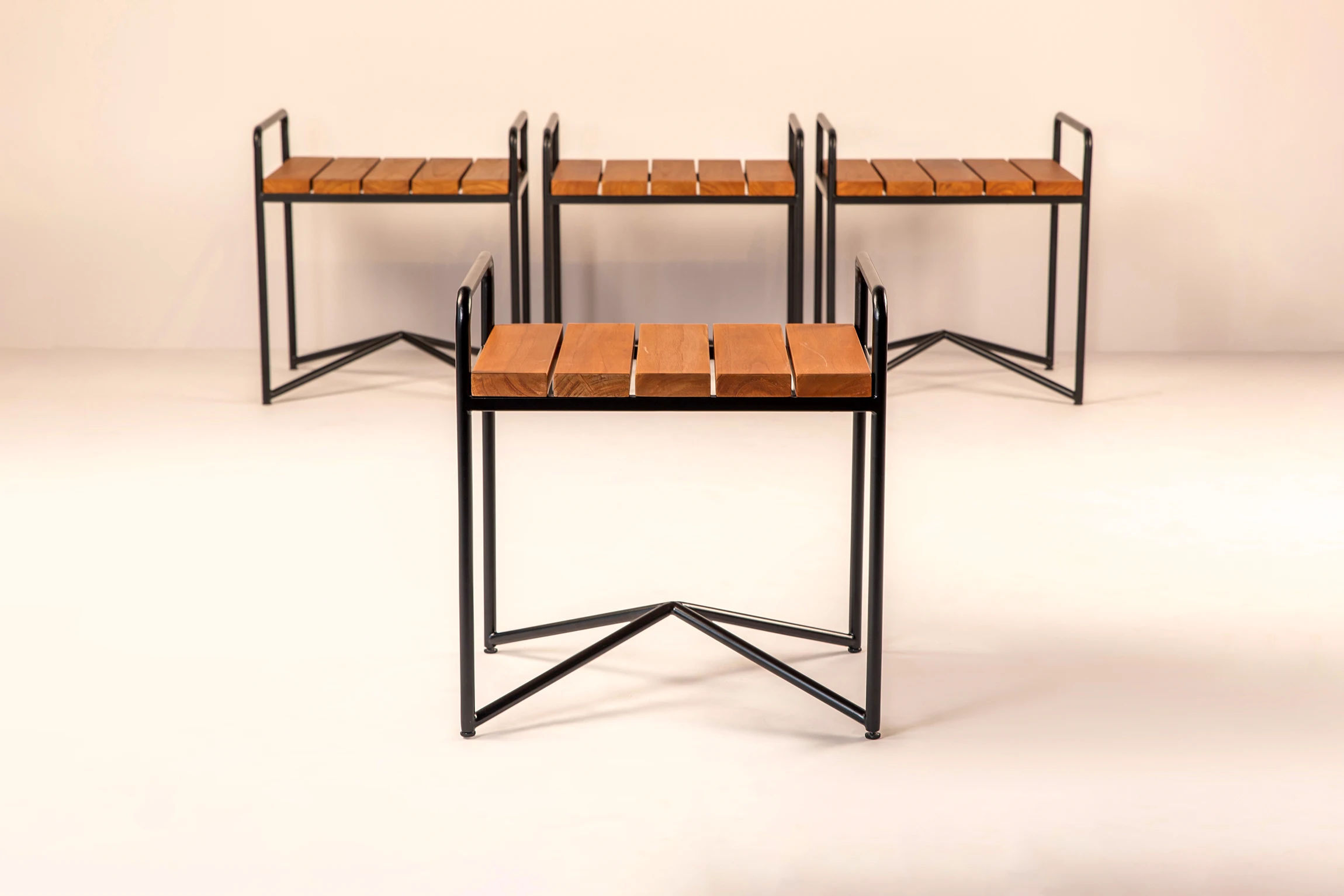 Tabu-Design-aux19-Mr-K-auxiliar-table-metal-teak-ambiance