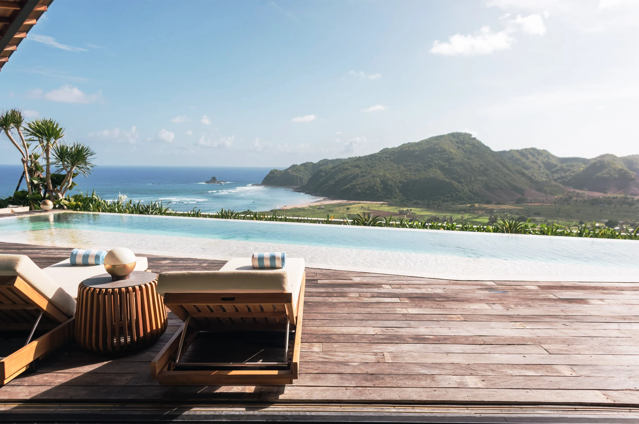 Tabu-Design-LOU3-PAT-Sun-Lounger-Teak-ambiance1