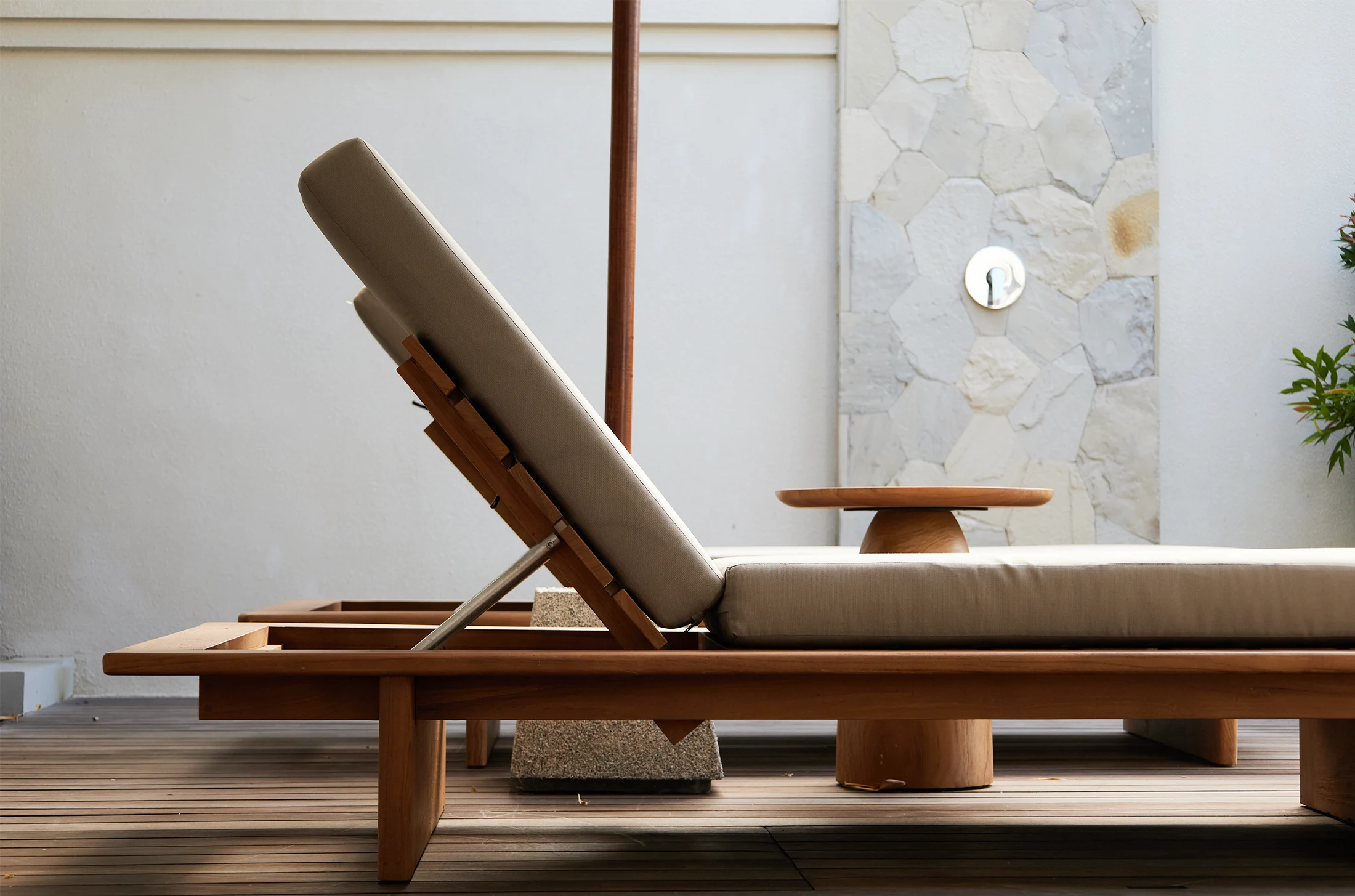 Tabu-Design-LOU3-PAT-Sun-Lounger-Teak-ambiance2