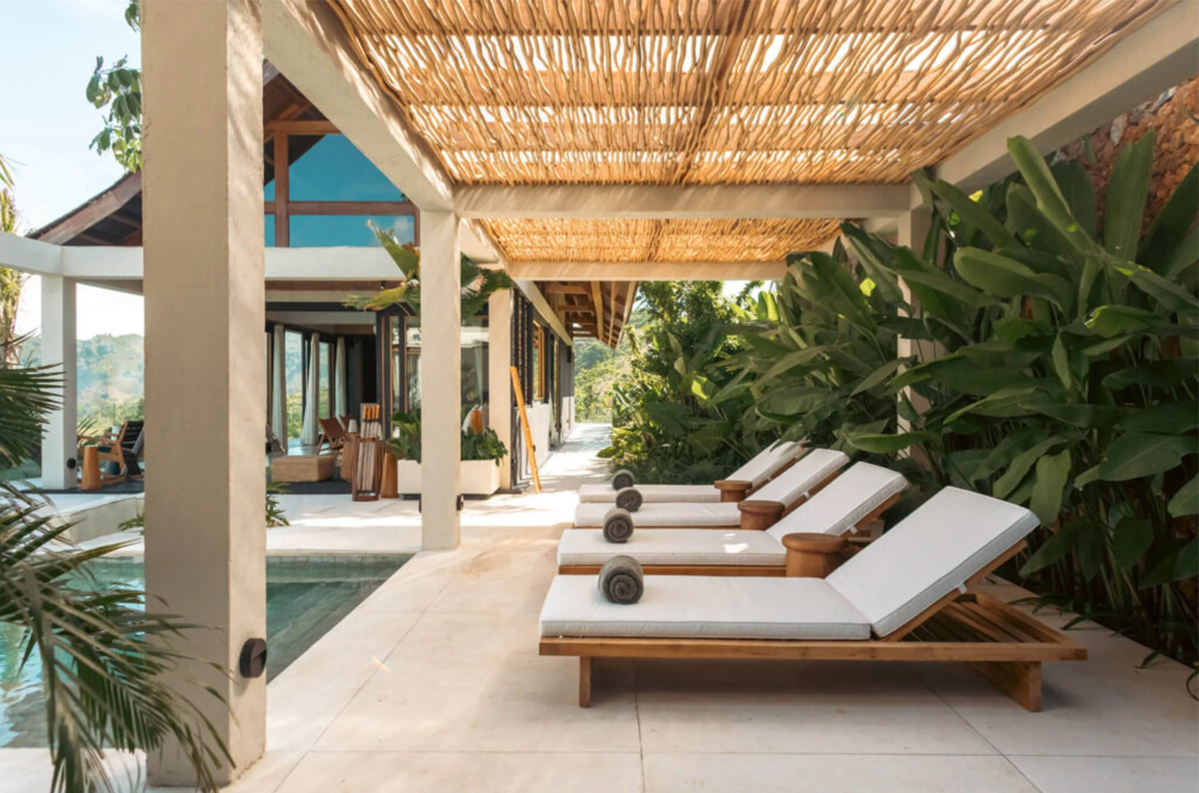 Tabu-Design-LOU3-PAT-Sun-Lounger-Teak-ambiance3