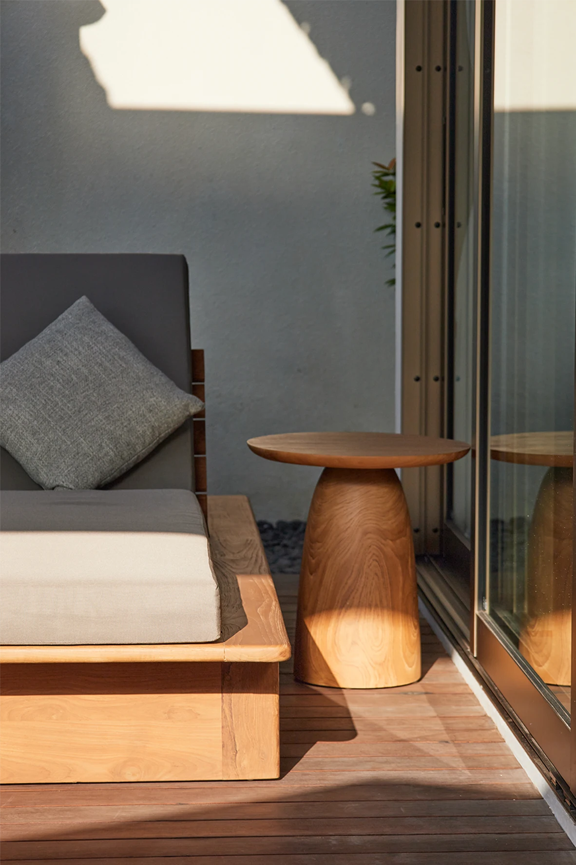 Tabu-Design-LOU3-PAT-Sun-Lounger-Teak-ambiance5