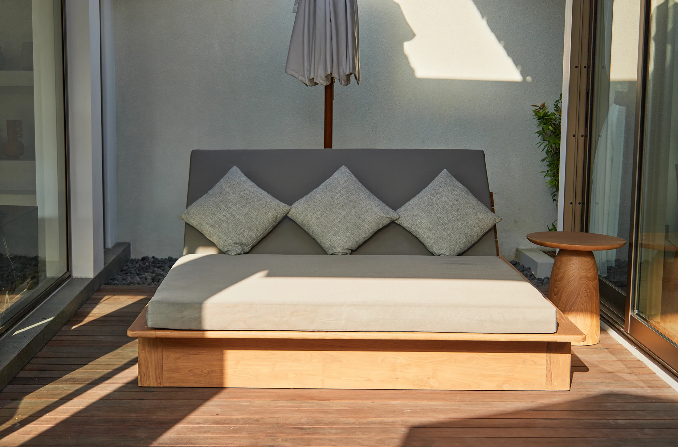 Tabu-Design-LOU3-PAT-Sun-Lounger-Teak-ambiance6