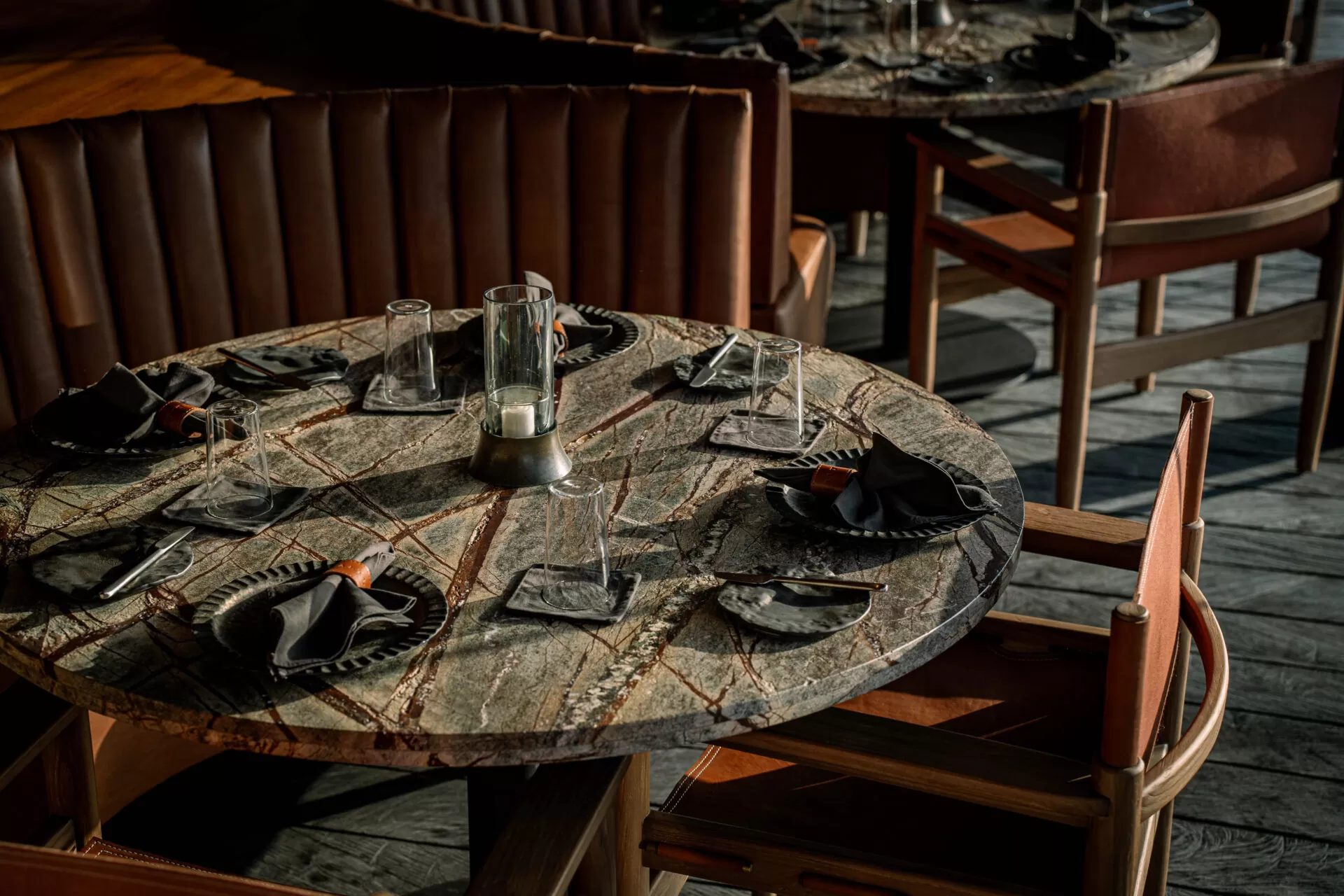 Tabu-Design-RT3R-Jin-round-restaurant-table-ambiance