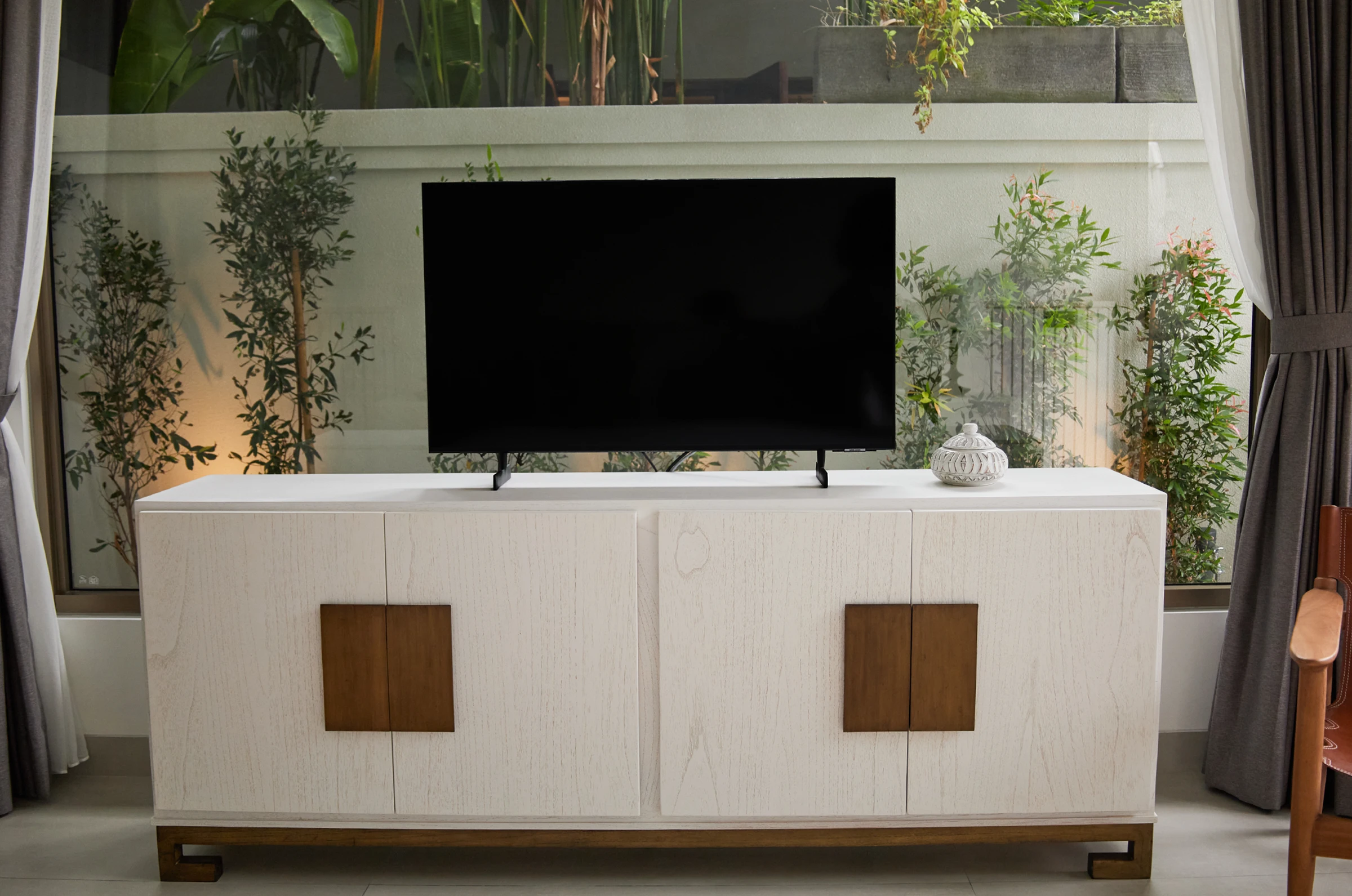 Tabu-Design-TV14-Lotus-Tv-Cabinet-wood-metal-ambiance1