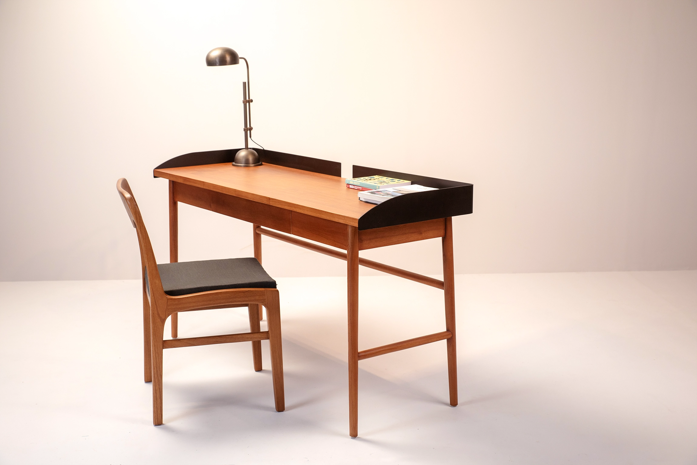 Tabu-Design-WT20-Lenny-writing-desk-wood-ambiance1