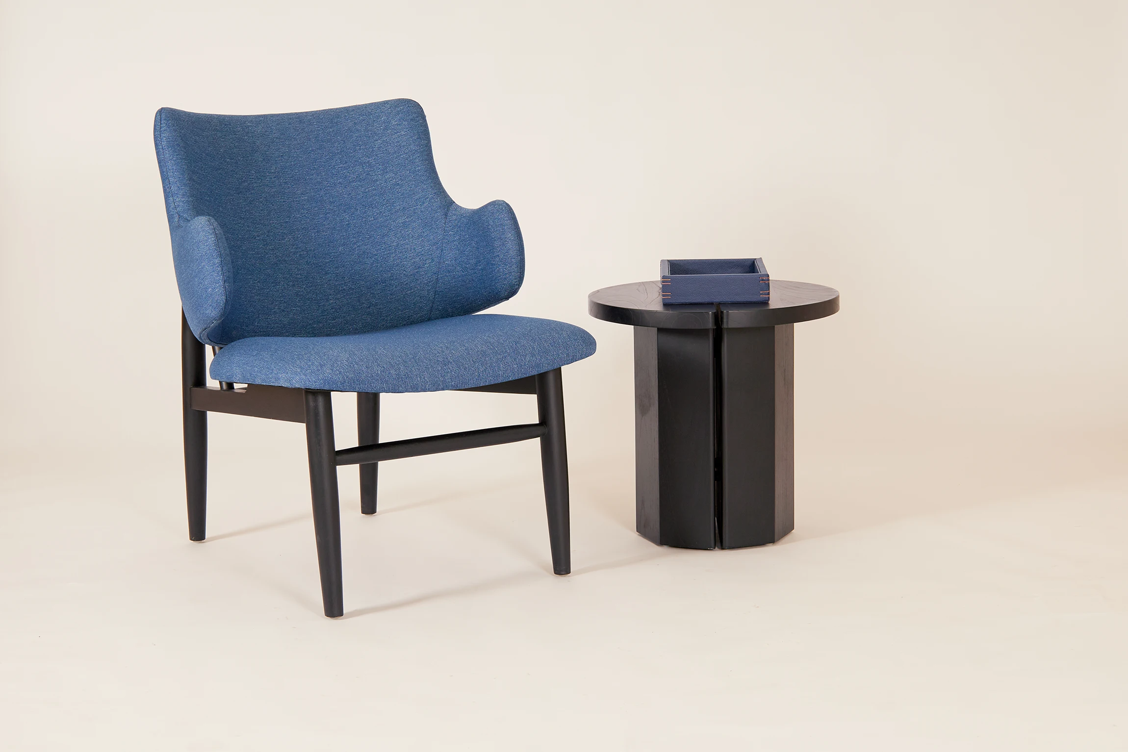 Tabu-Design-aux87-Lion-auxiliar-table-black-wood-ambiance