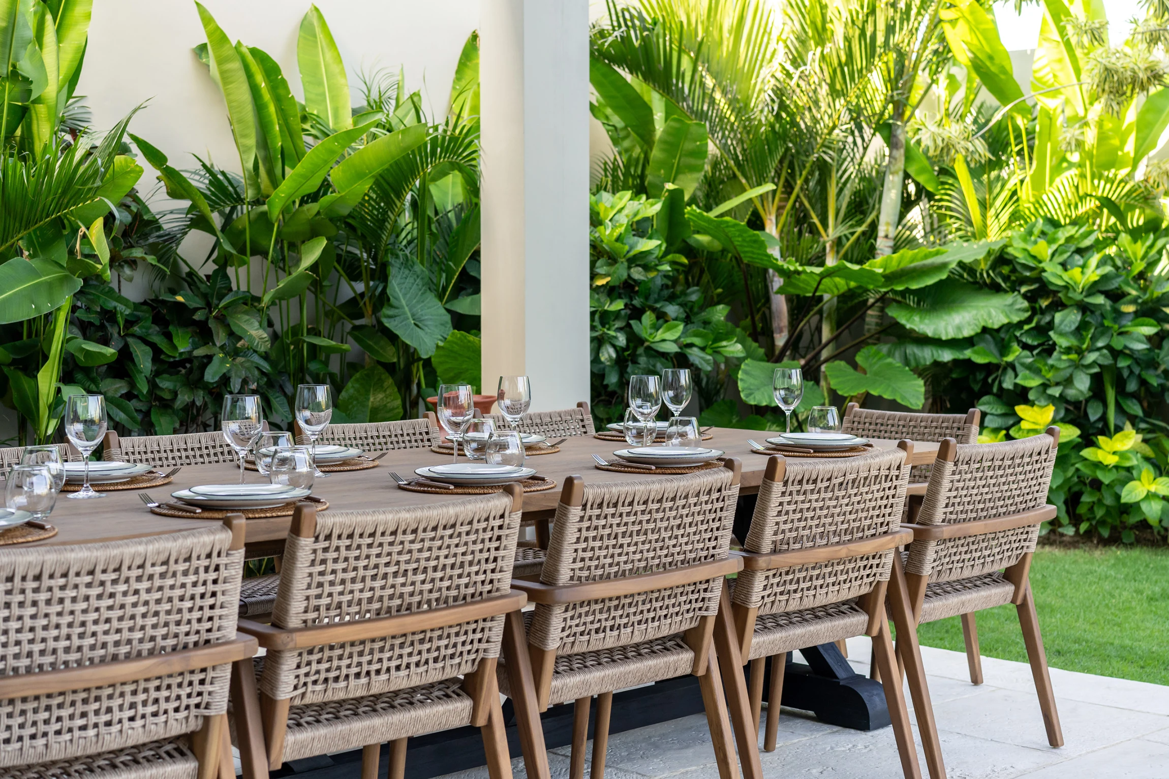 2-Outdoor-Collection-Villa-Chalerston-dining-table