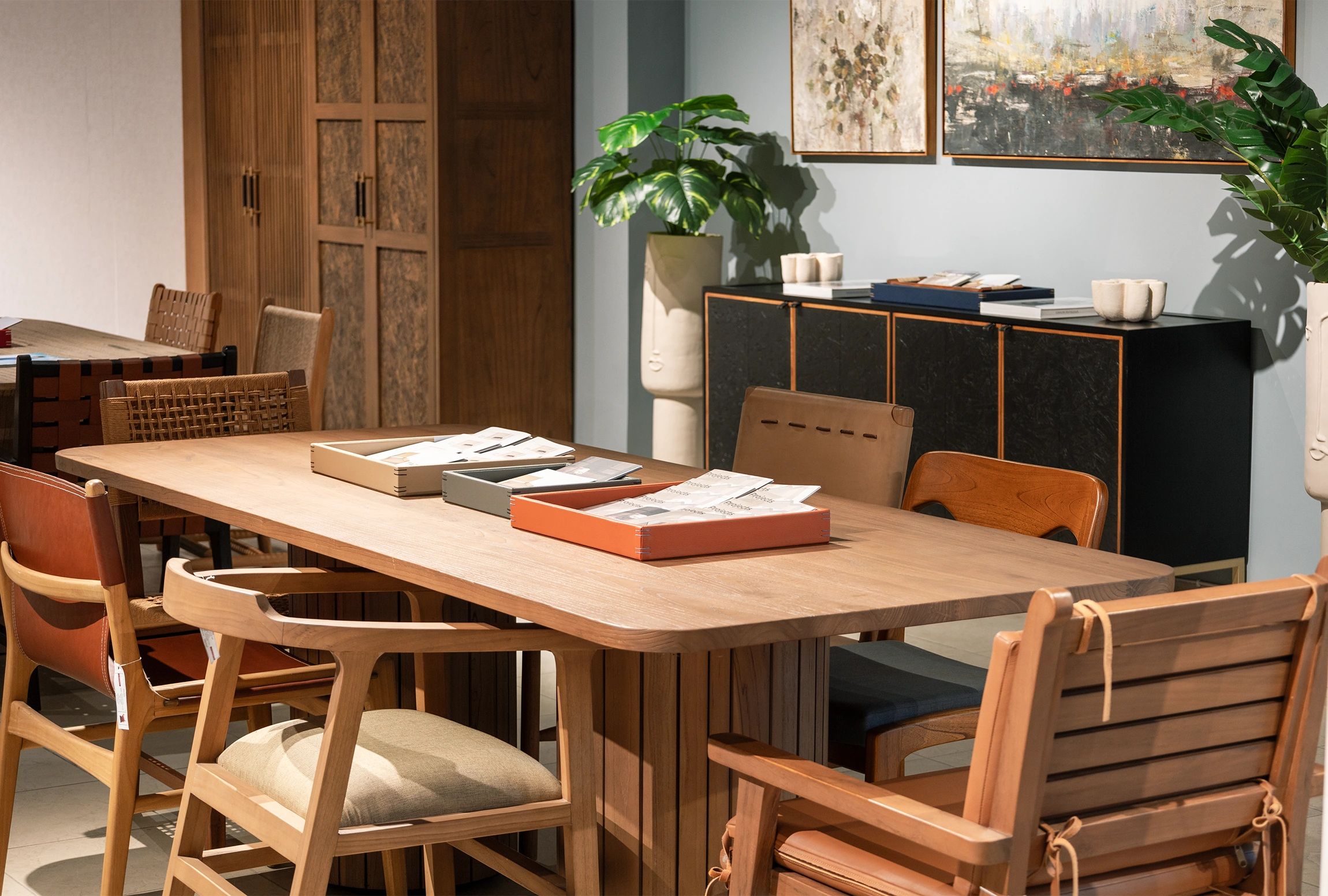 Tabu-Design-Showroom-dining-set