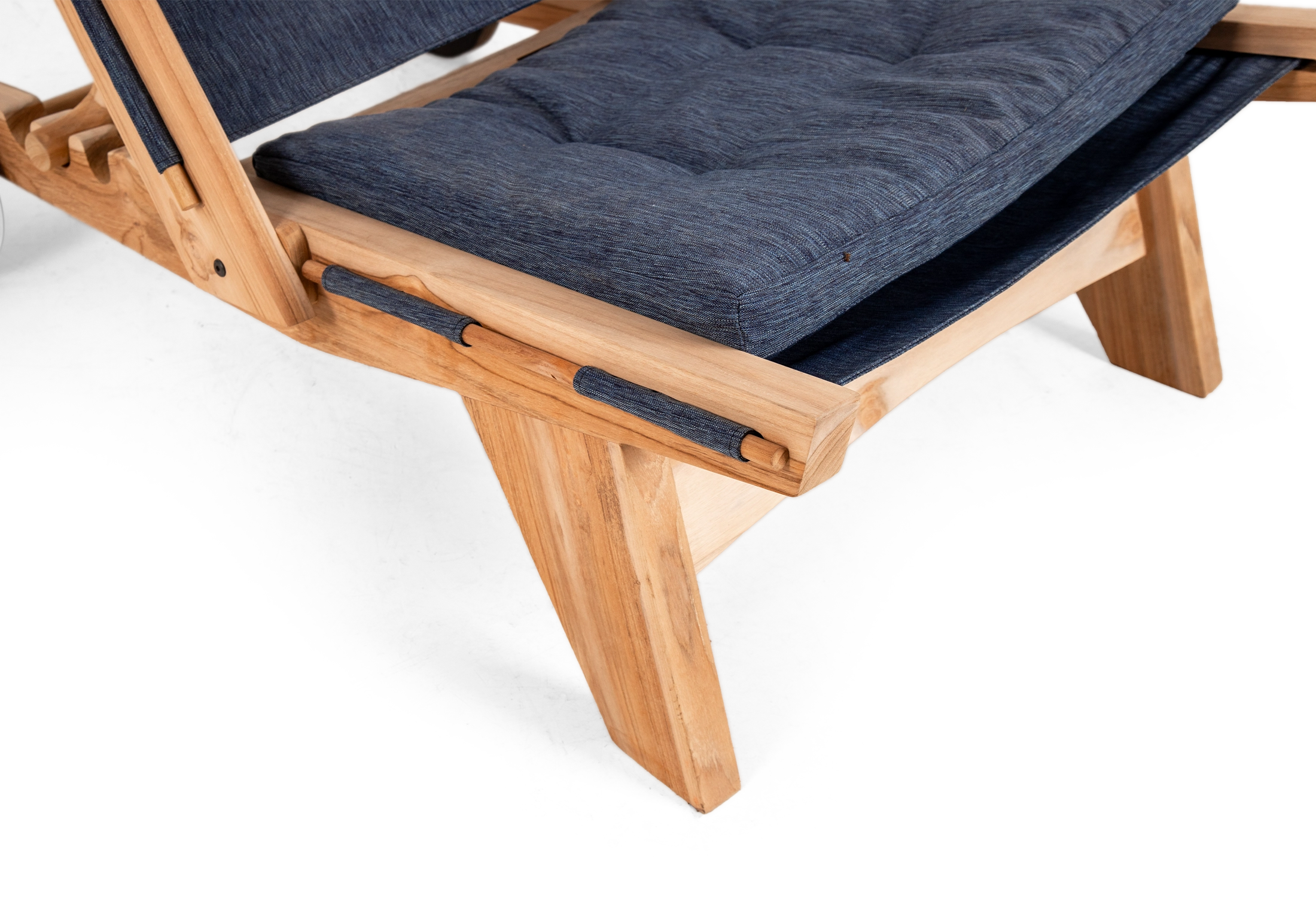 Rio Lounge Chair made of teak and blue fabric seating in leg view